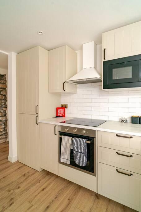 Luxury 2 Bed Apartment, Centre Of The Barbican! *